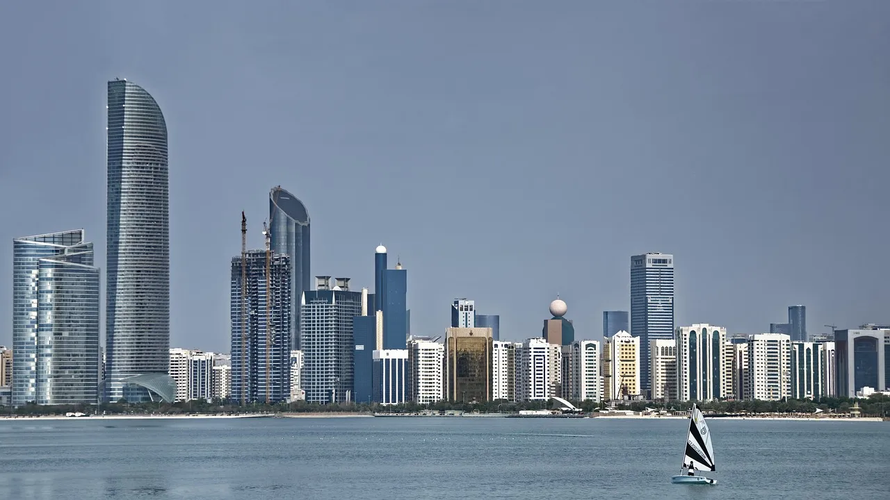 El perfil de Abu Dabi visto desde el otro lado del agua