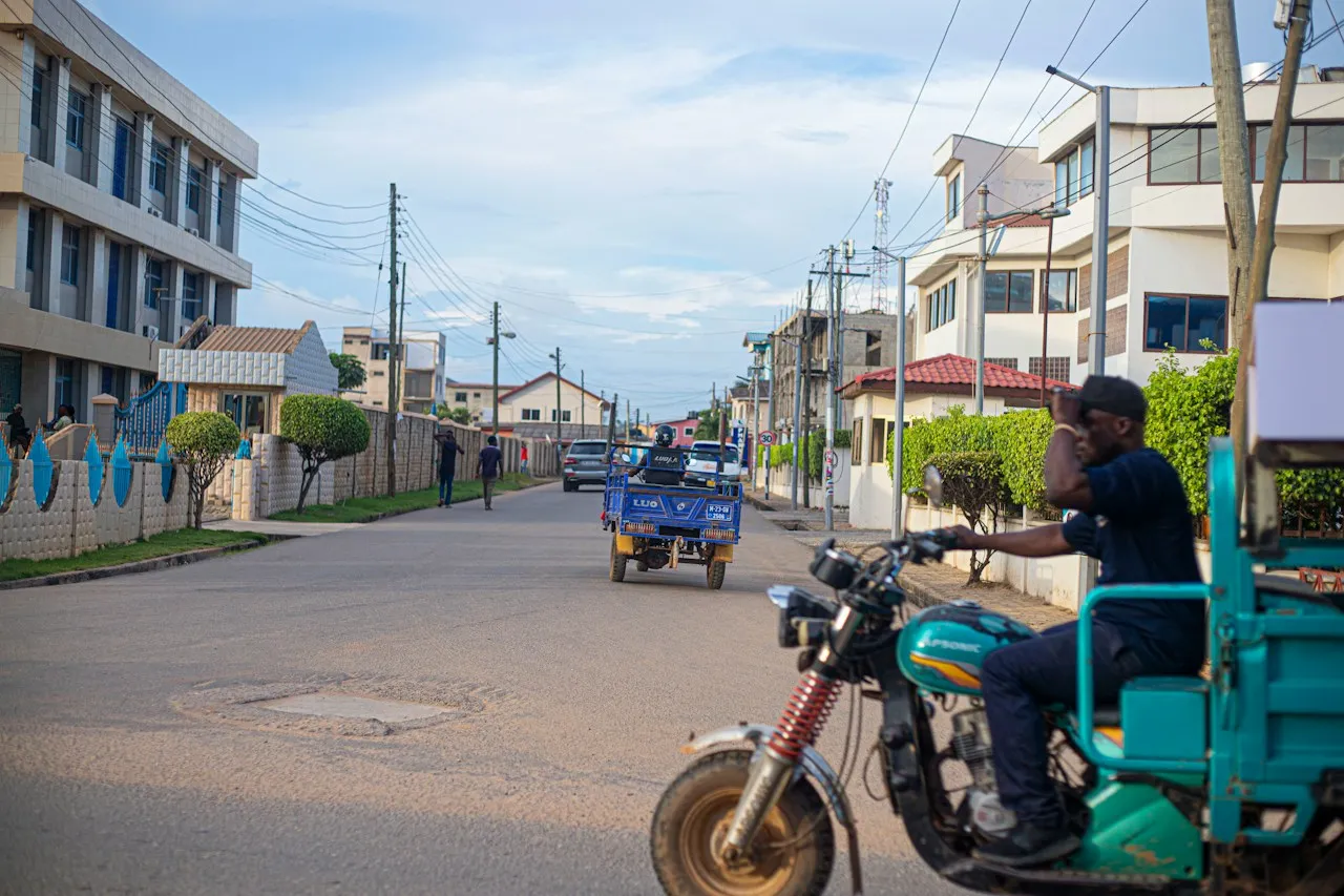 Un mototaxi de tres ruedas en una calle residencial tranquila