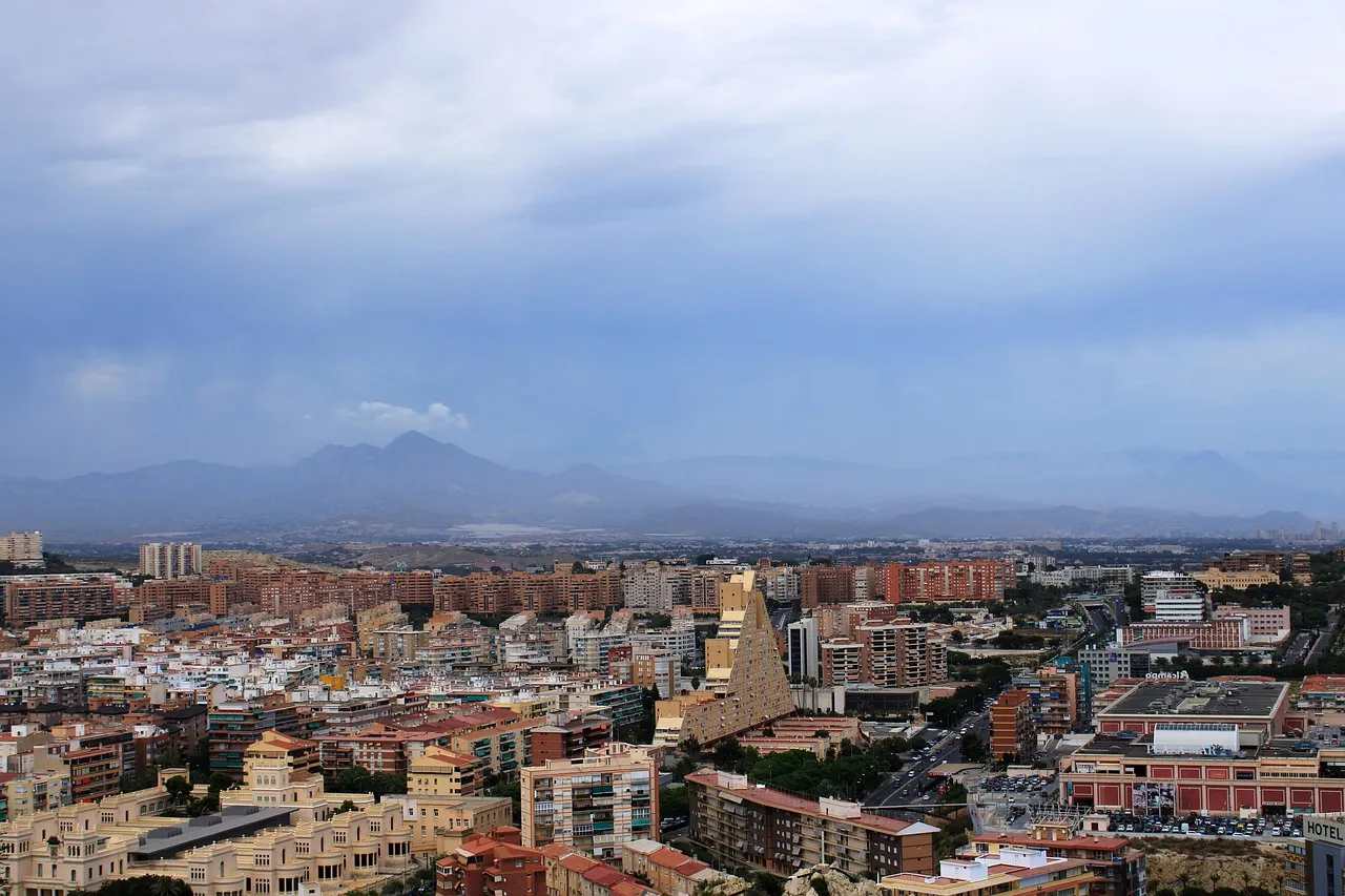 Bloques de pisos que se extienden hacia los montes