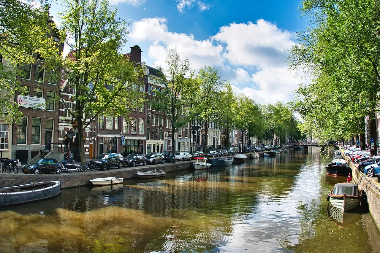 Un canal bordeado de árboles en Ámsterdam