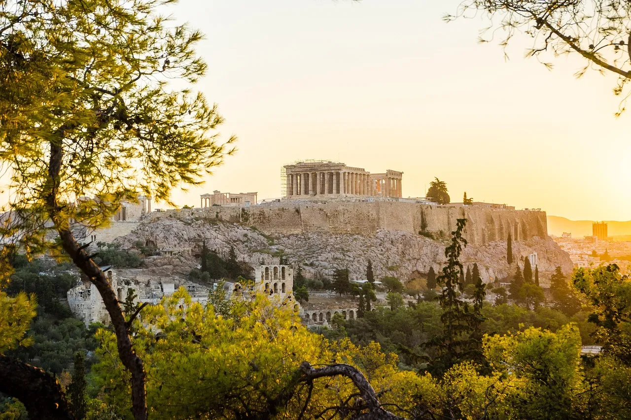 La Acrópolis sobre Atenas al atardecer