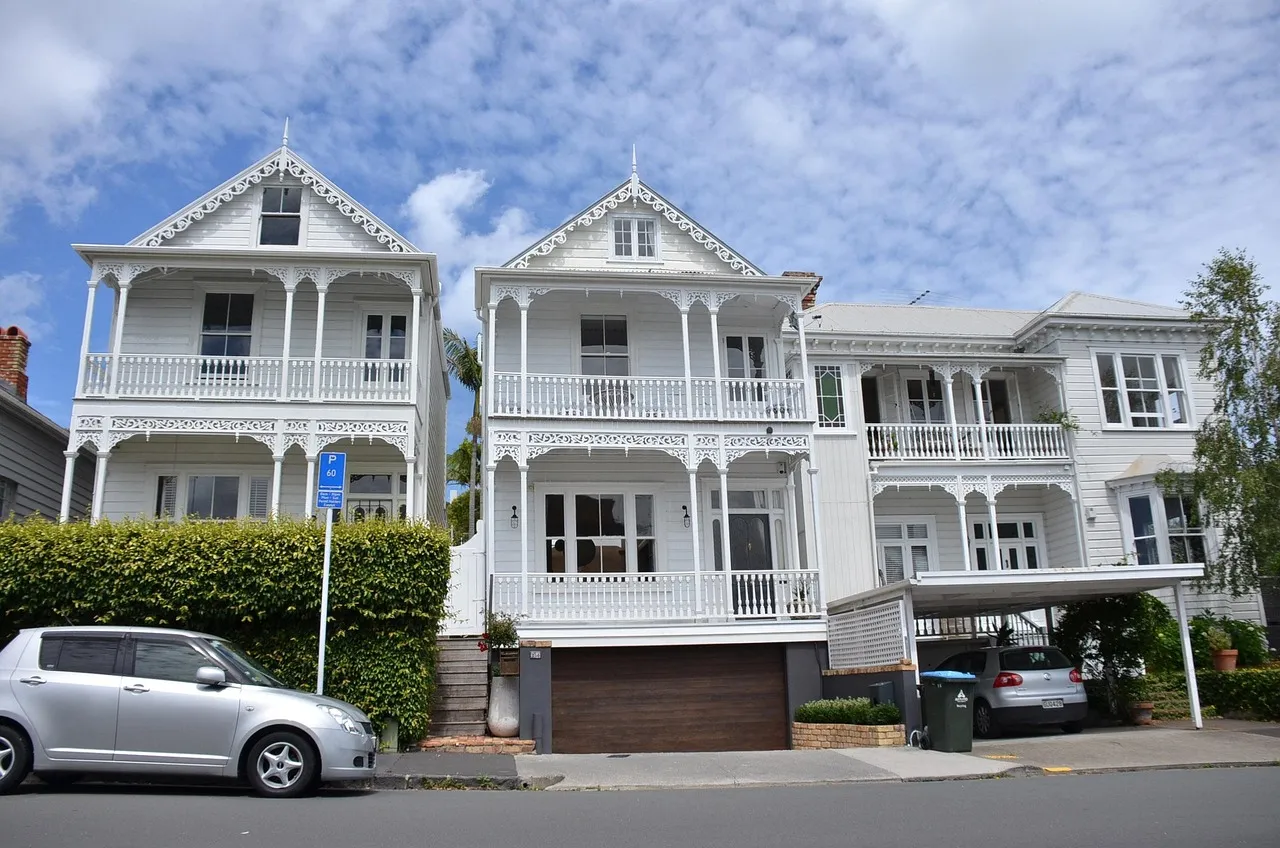Villas blancas de madera en Auckland