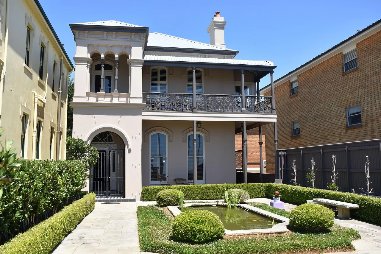 Una casa victoriana con veranda de hierro calado en Australia