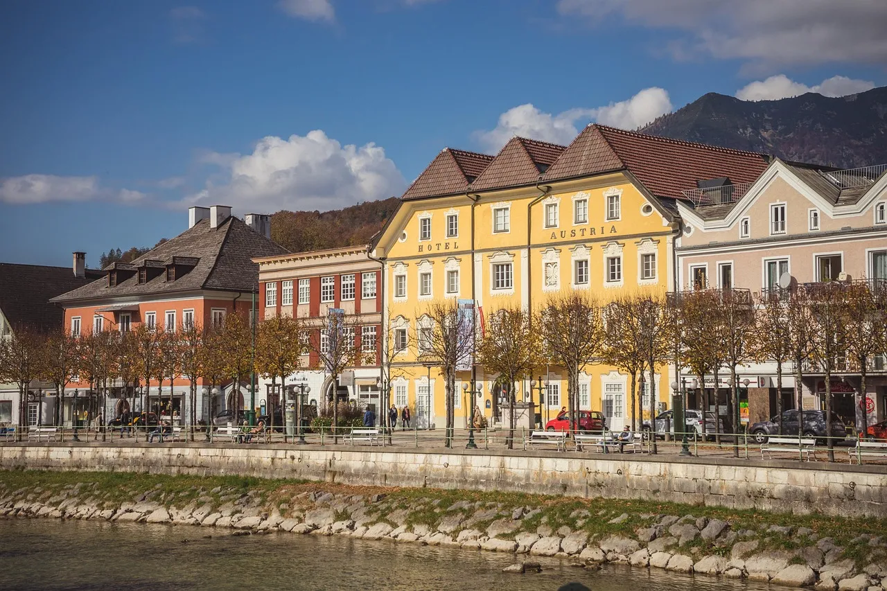 Casas pintadas junto al río en una localidad austriaca