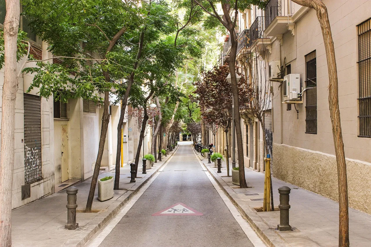Una calle estrecha y arbolada de Barcelona