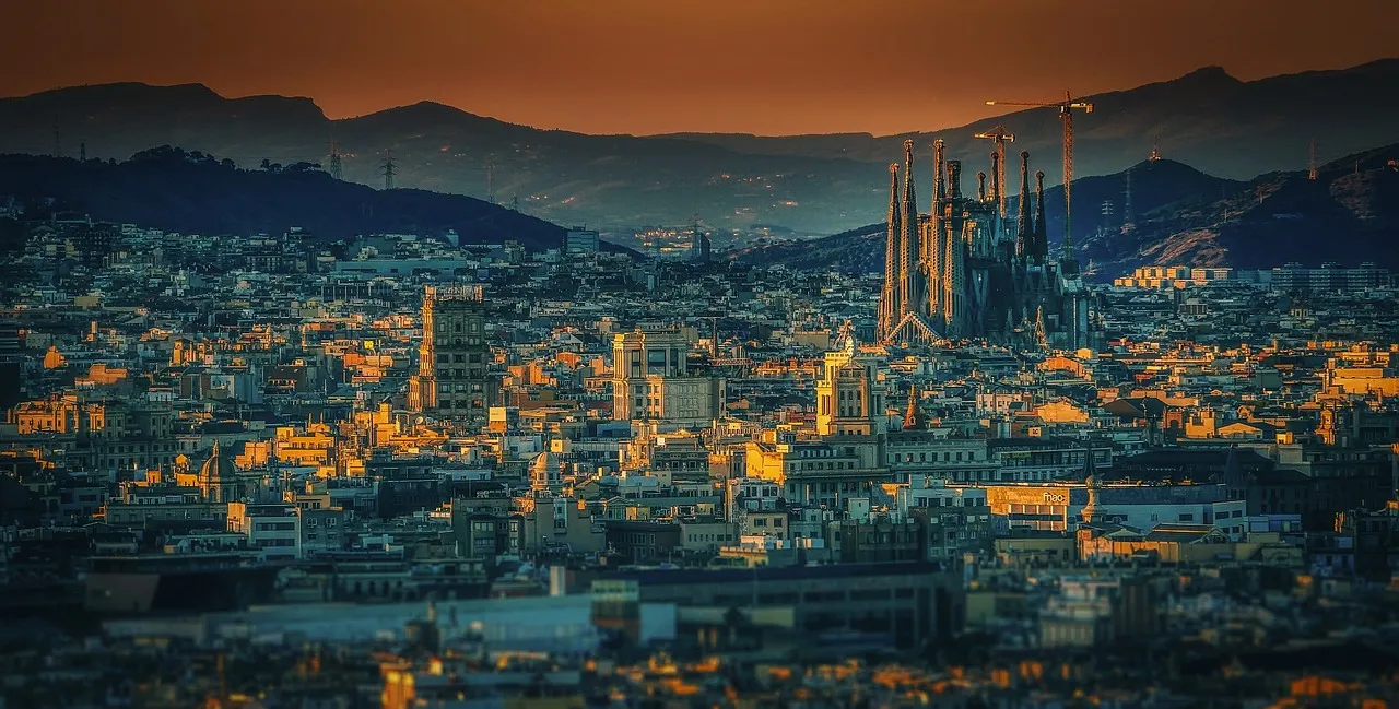 Barcelona al anochecer desde las colinas