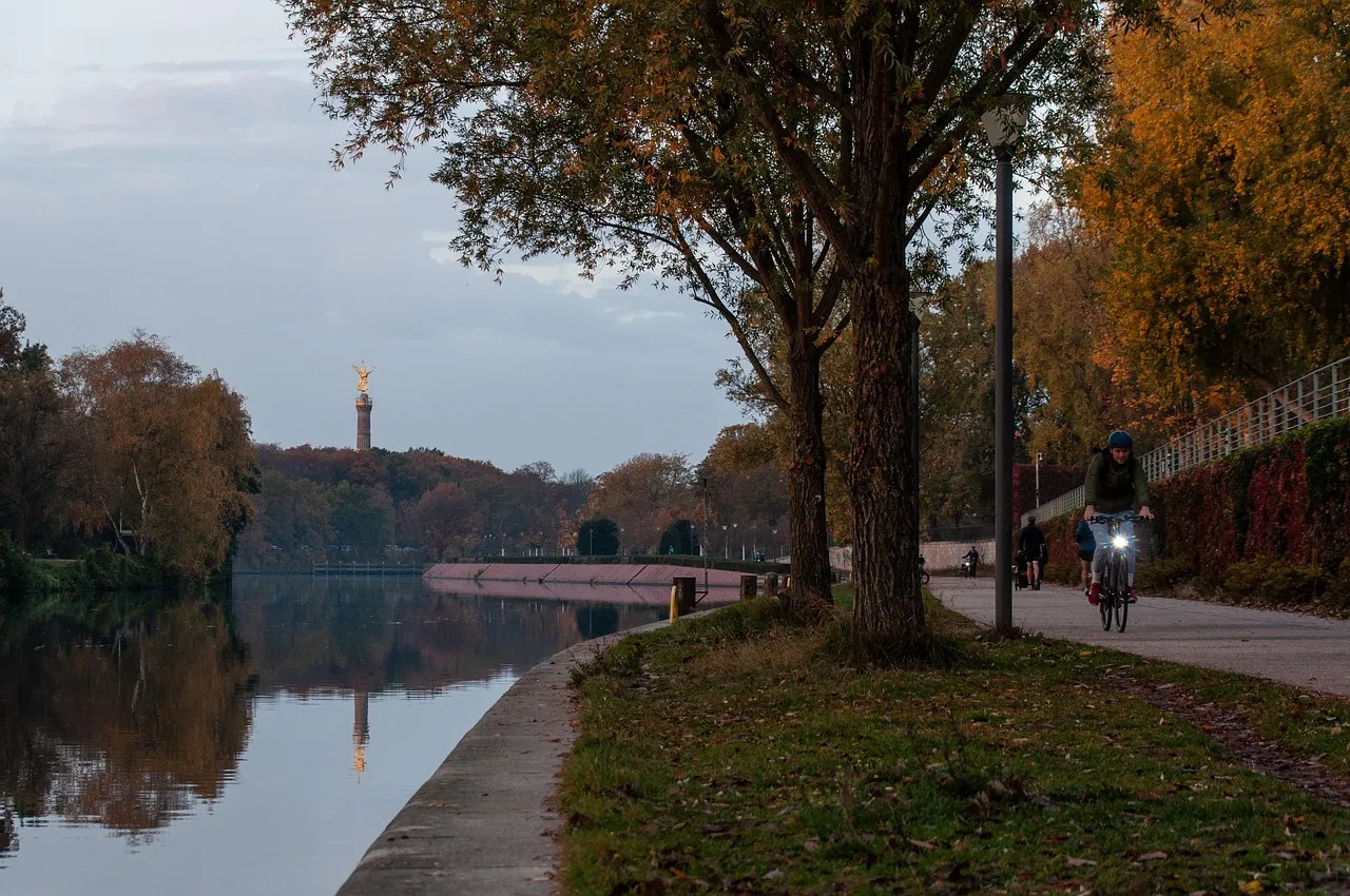 Un paseo junto al río en Berlín en otoño, con la Columna de la Victoria al fondo