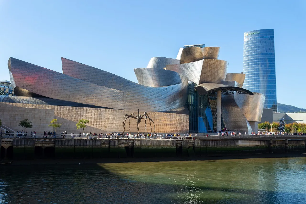 El Museo Guggenheim junto a la ría de Bilbao