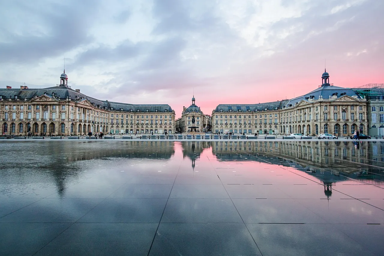 La Place de la Bourse de Burdeos reflejada en el espejo de agua junto al río