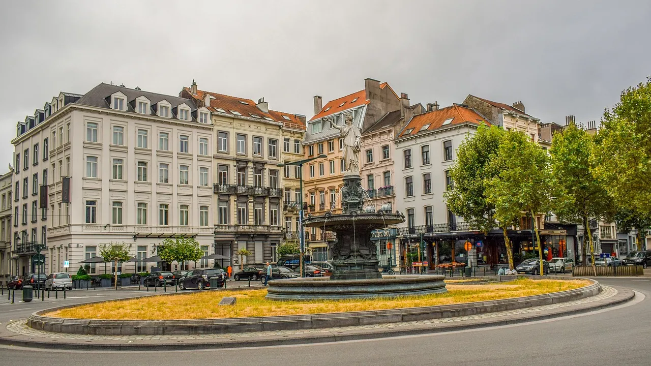 Stadthäuser um einen Brunnen in Brüssel