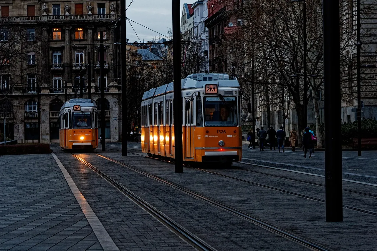 Tramways jaunes dans une rue de la ville au crépuscule