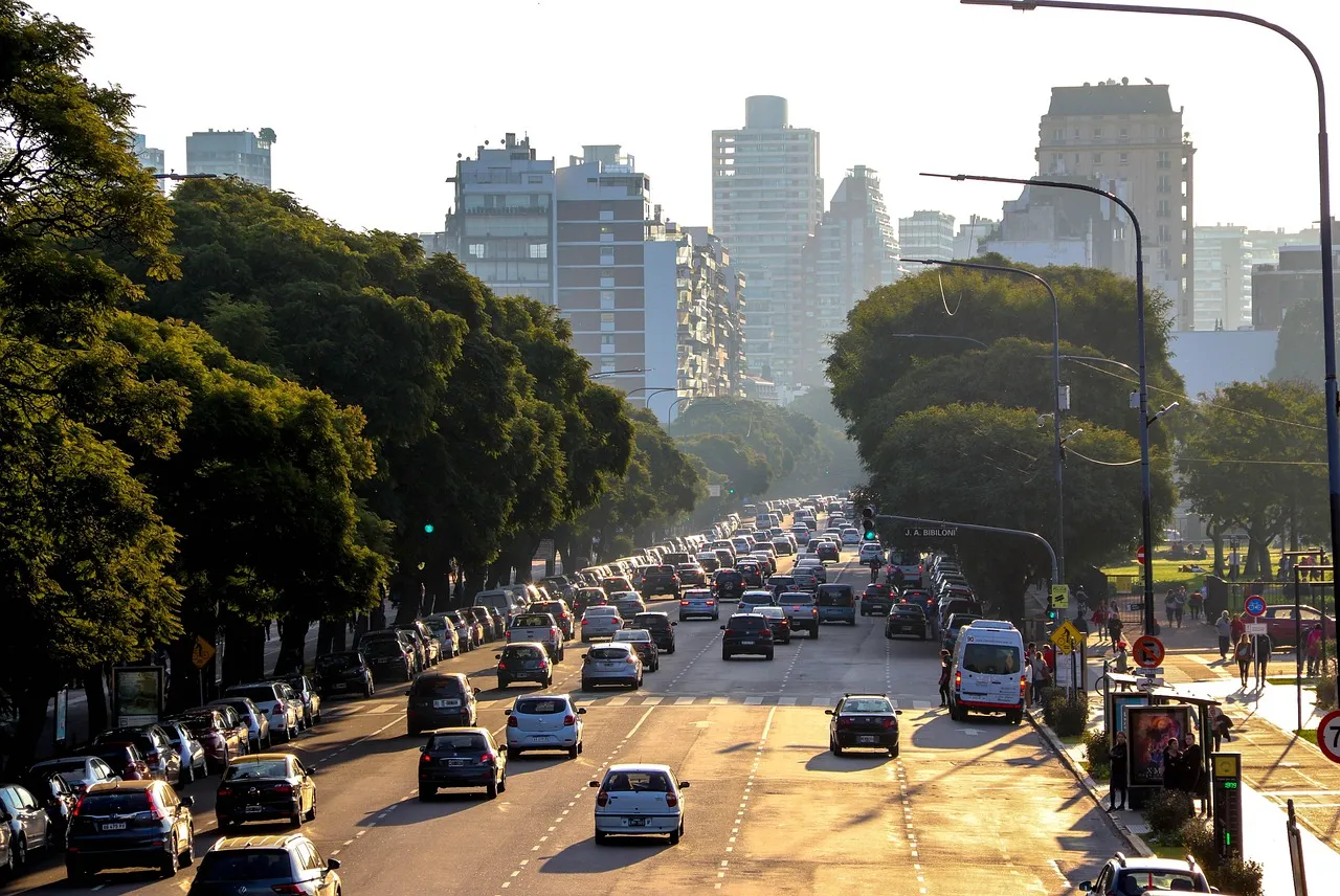 Une avenue bordée d’arbres entre des tours d’habitation à Buenos Aires