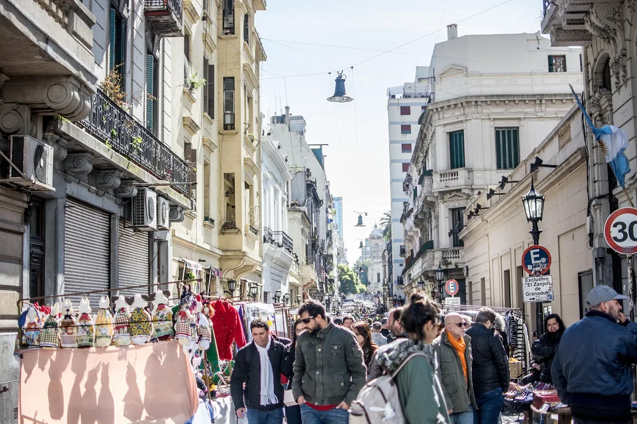 Un marché de rue parmi de vieux bâtiments à Buenos Aires