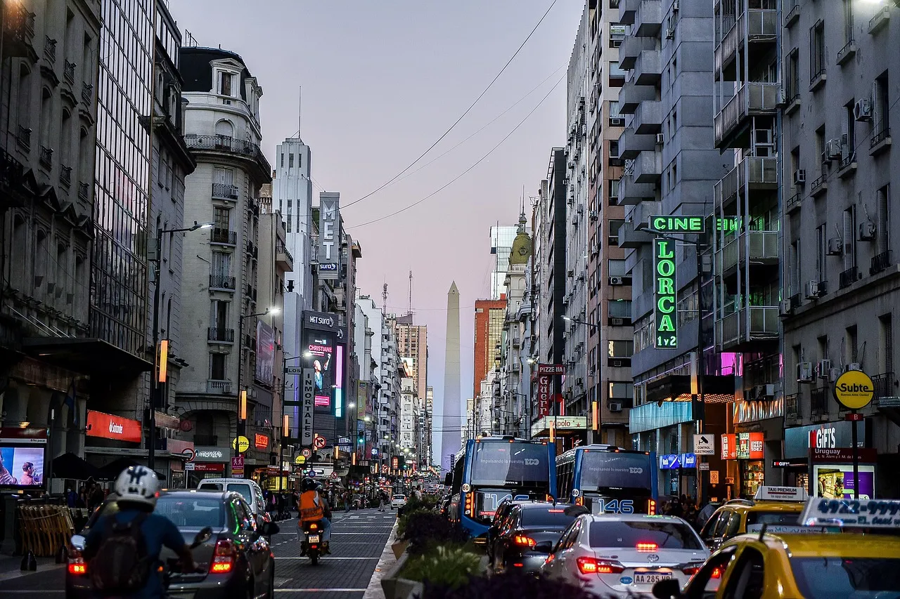 La circulation du soir sur une avenue de Buenos Aires