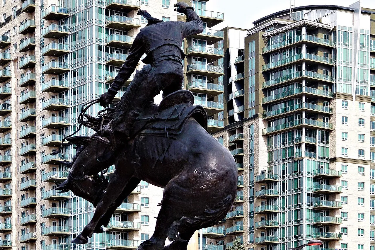 Un jinete de bronce delante de torres de apartamentos de cristal