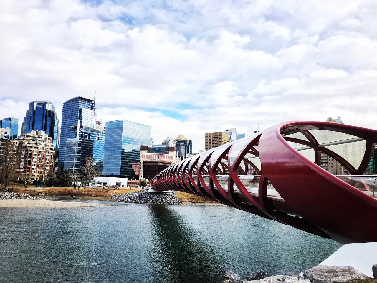 Las torres del centro junto a una pasarela roja sobre el río