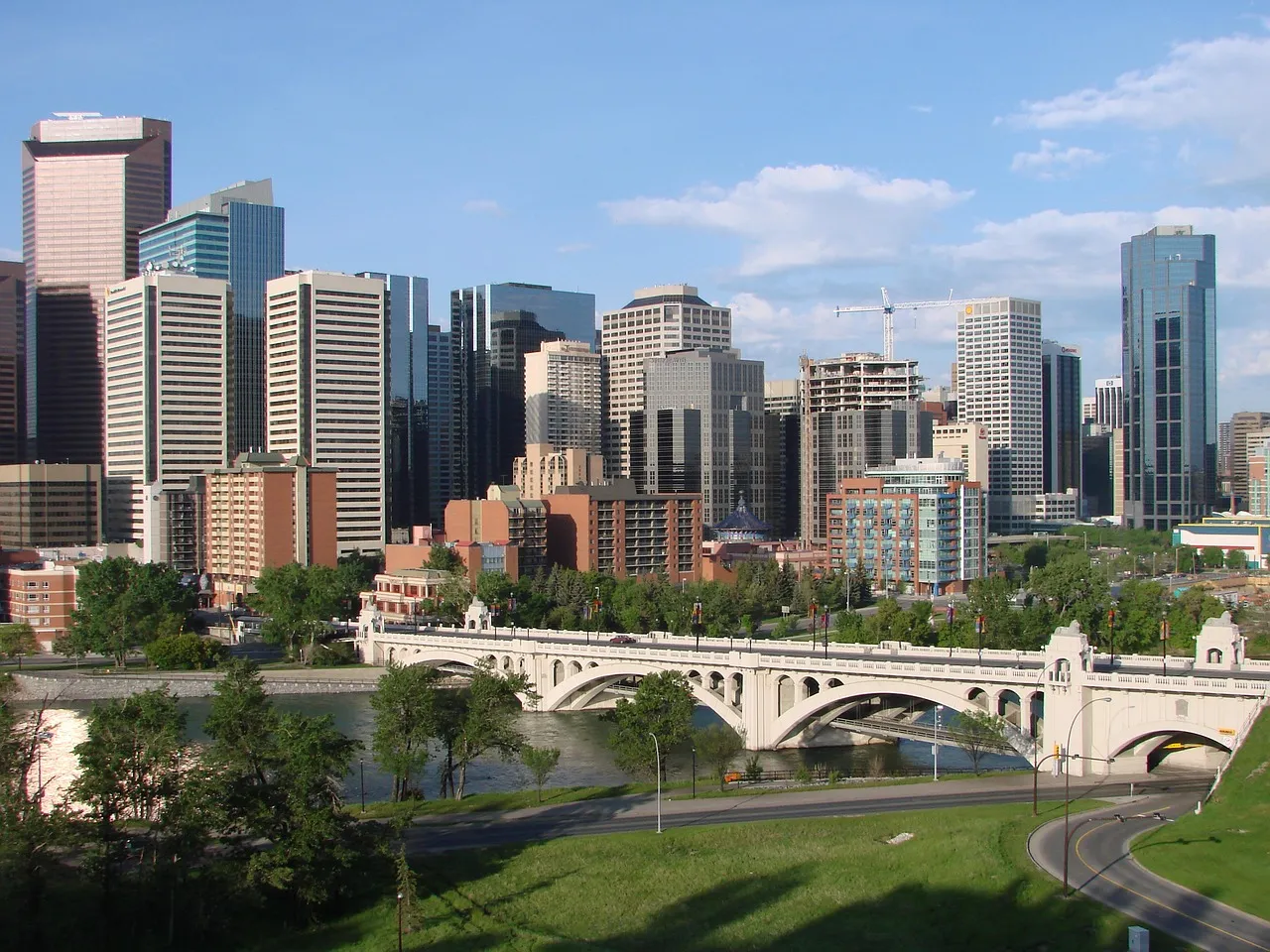 El centro de Calgary detrás de un puente de arco sobre el río