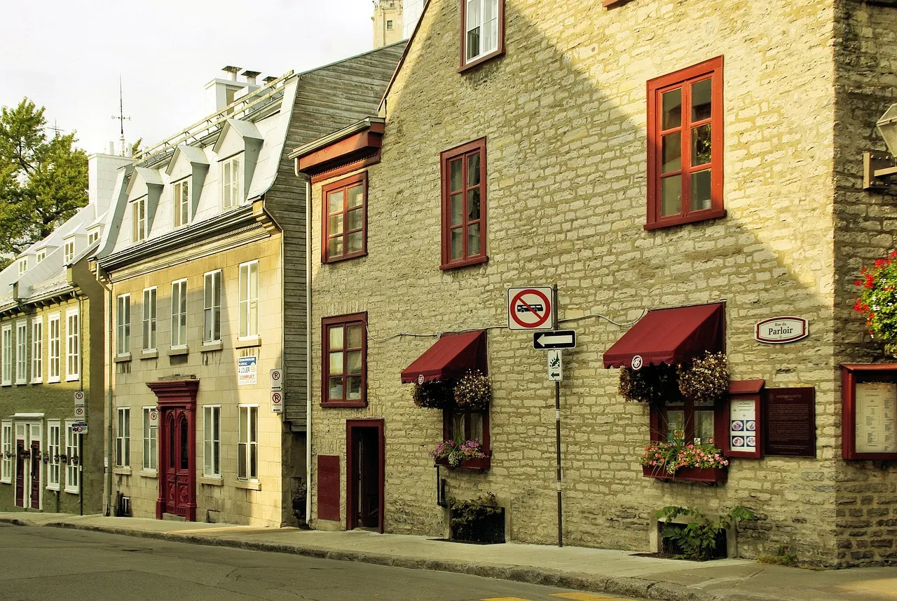 Casas de piedra en una calle del Viejo Quebec