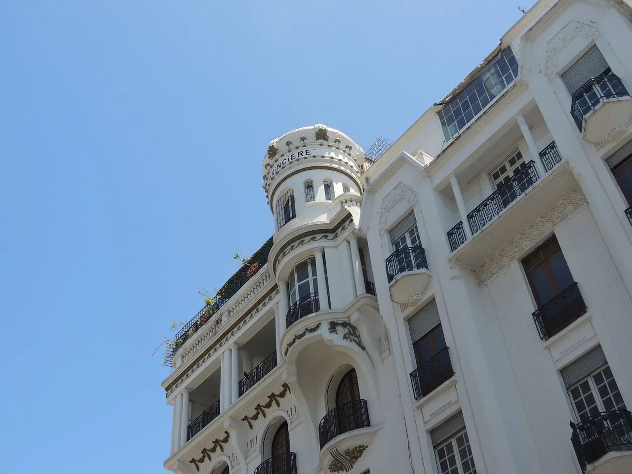 Ein Art-déco-Gebäude mit Eckturm und Balkonen