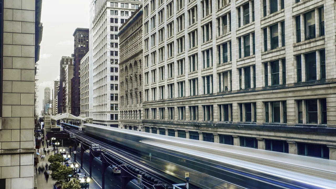 Un tren elevado pasa entre edificios del centro