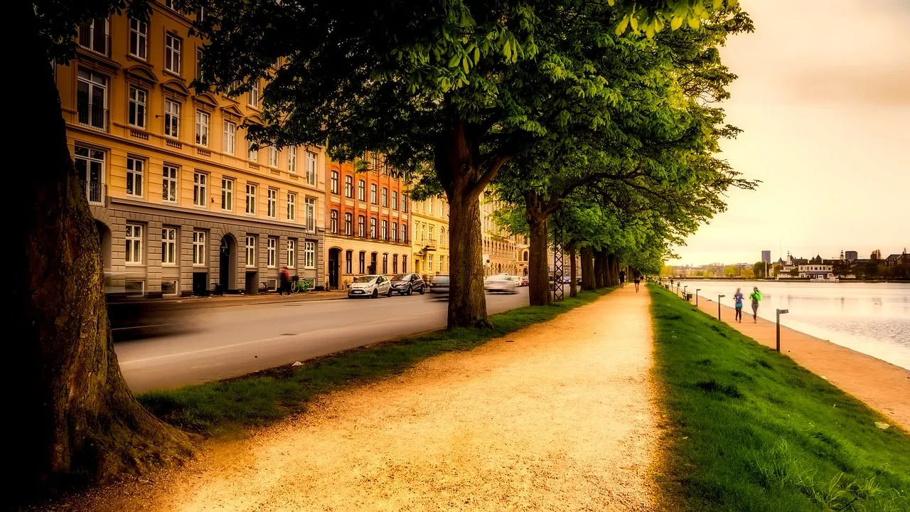 Ein Uferweg am See in Kopenhagen