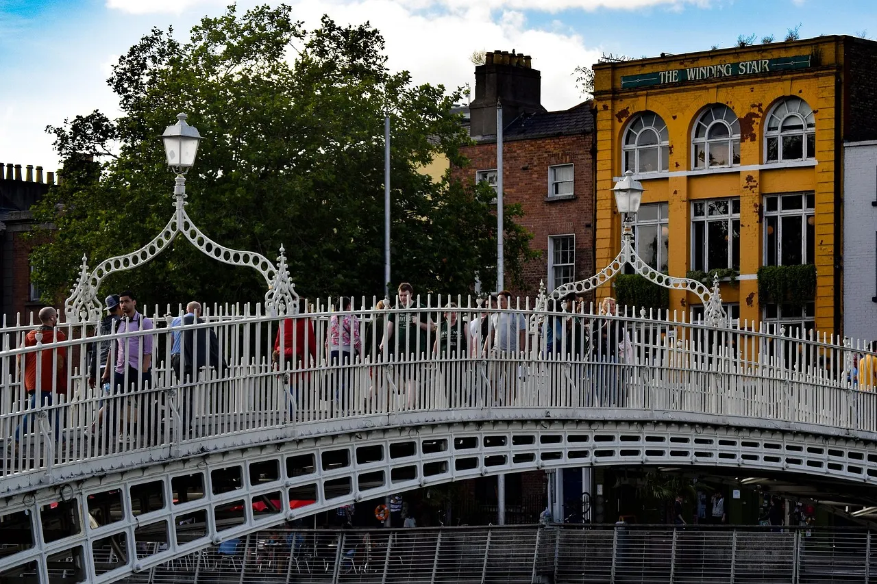 El puente Ha’penny sobre el Liffey en Dublín