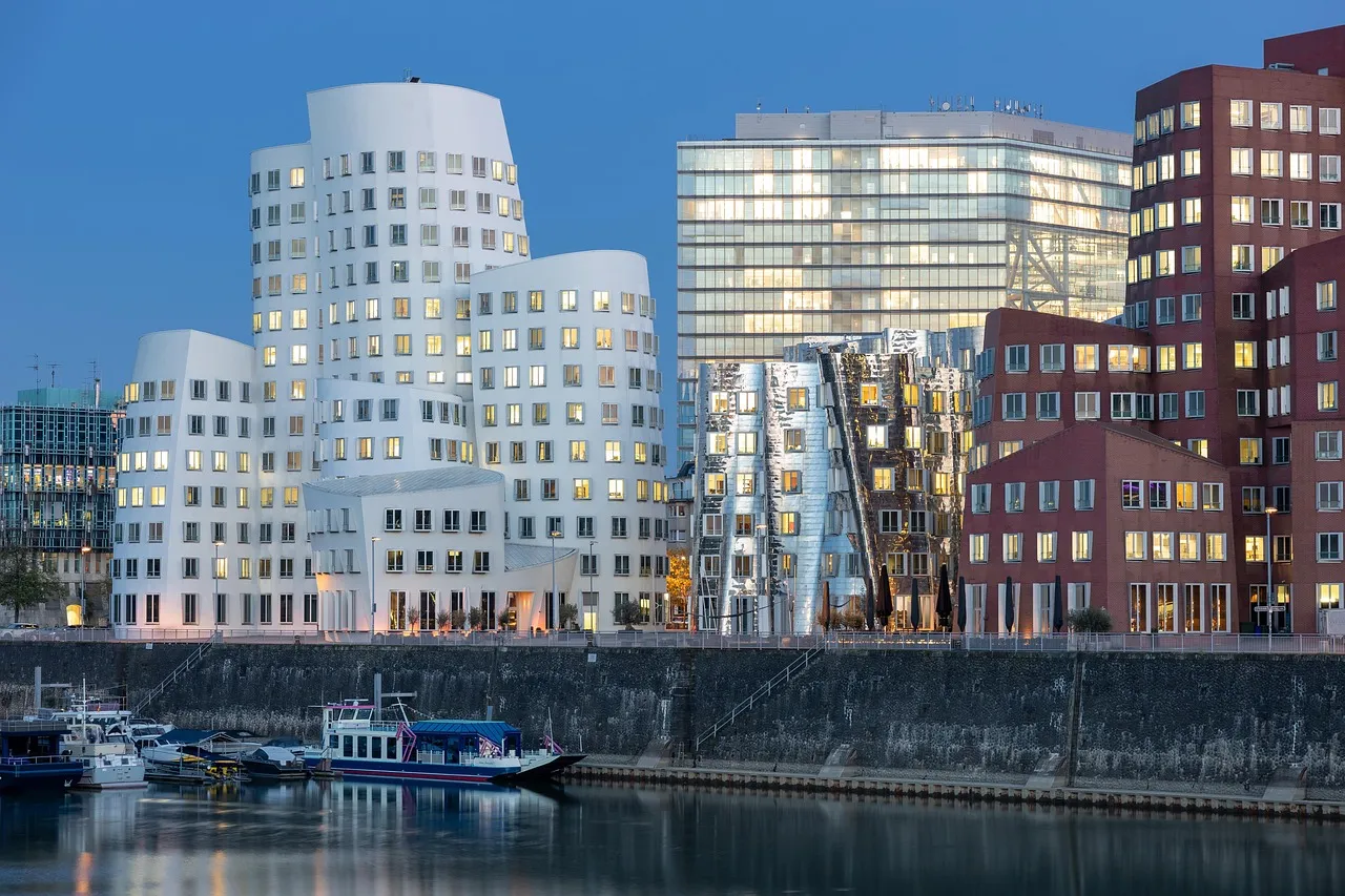 Los edificios curvos del Medienhafen de Düsseldorf