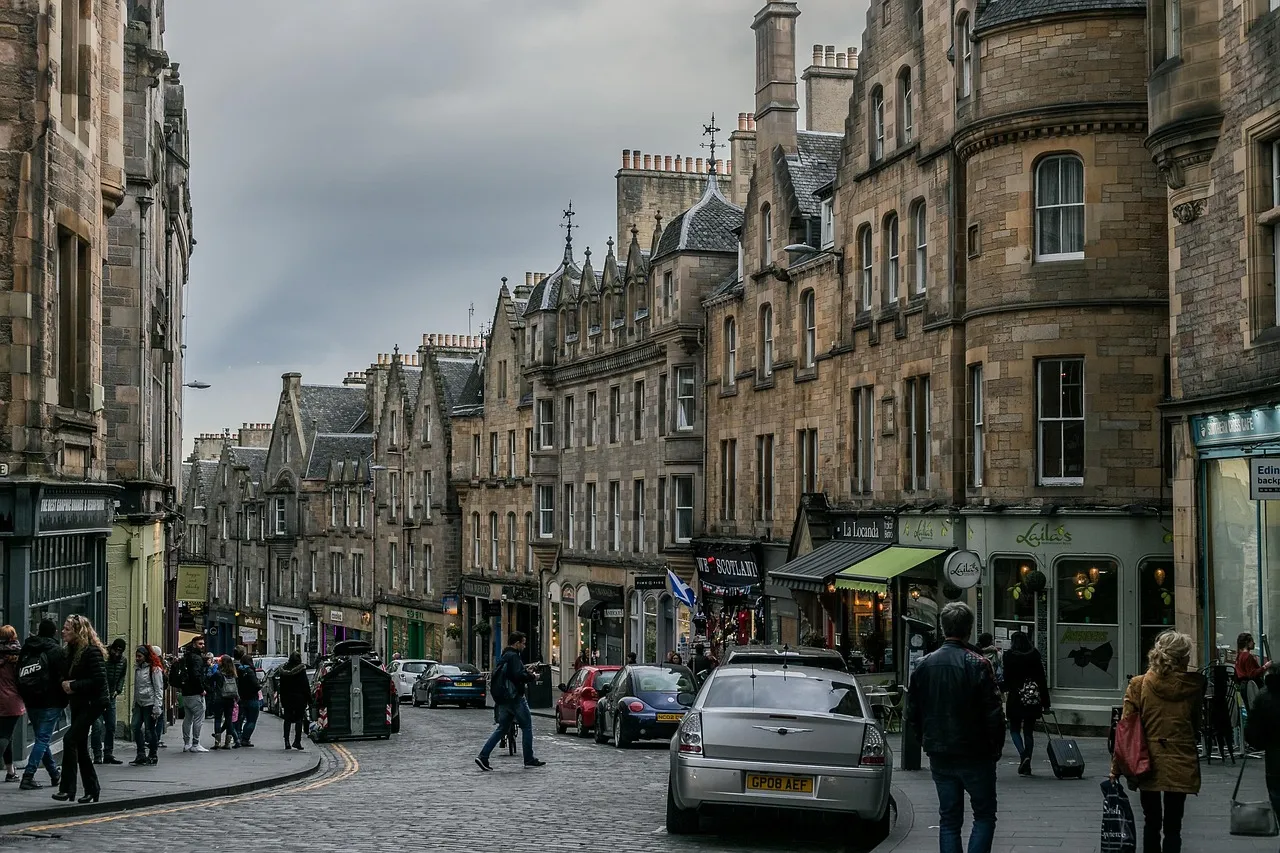 Steinerne Mietshäuser an einer Straße in der Old Town von Edinburgh