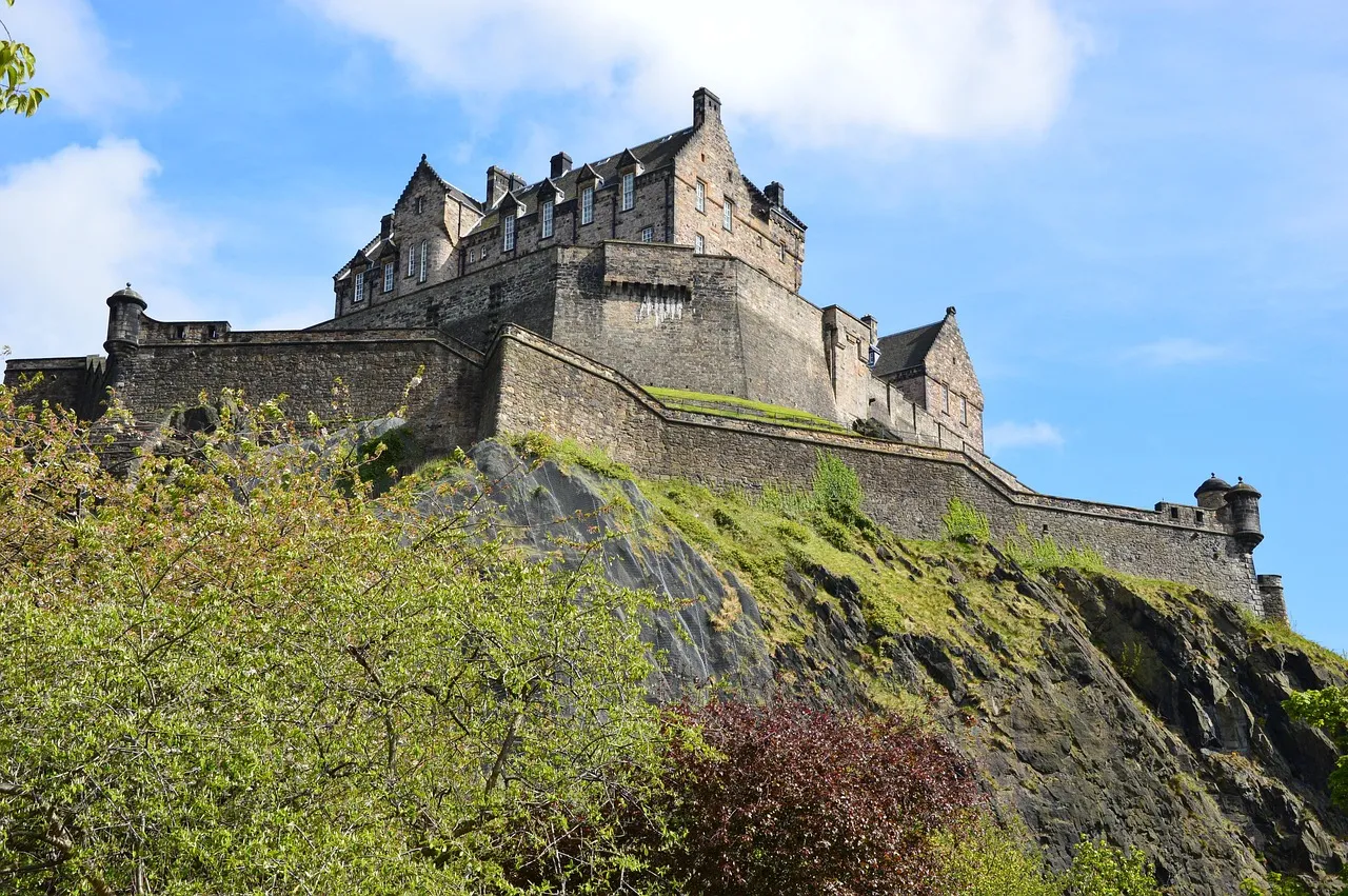 El castillo de Edimburgo sobre su roca
