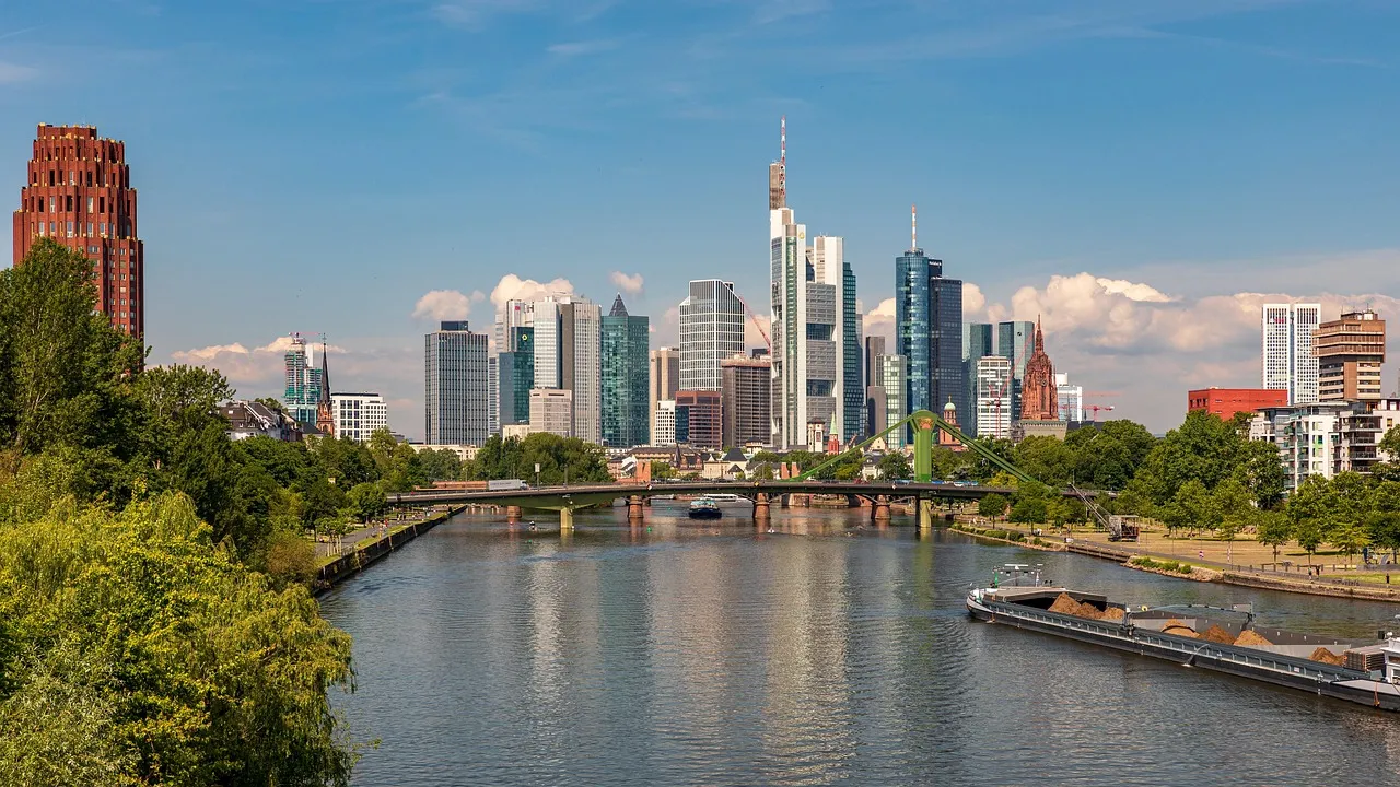 Der Main und die Skyline