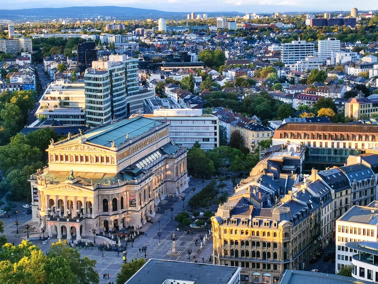 Die Alte Oper und die umliegenden Häuserblöcke von oben