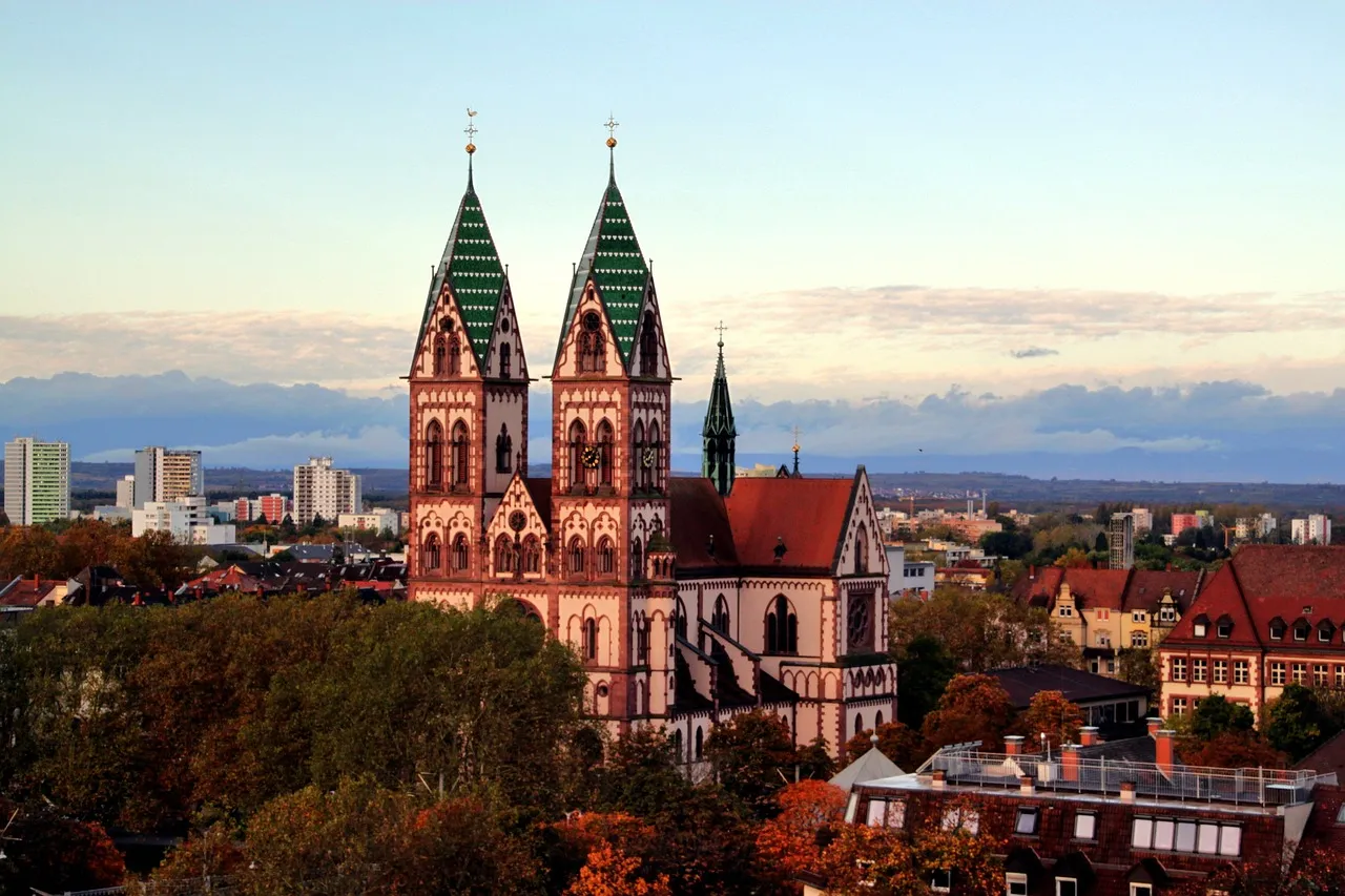 Eine Kirche mit zwei Türmen über den Dächern