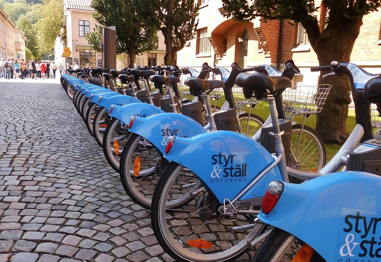Abgestellte Leihräder auf einer Kopfsteinpflasterstraße in Göteborg