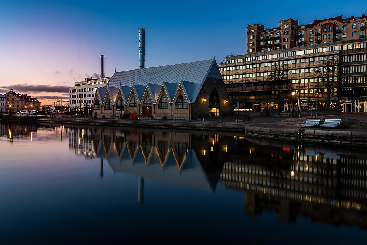 Hafengebäude, die sich im Wasser spiegeln