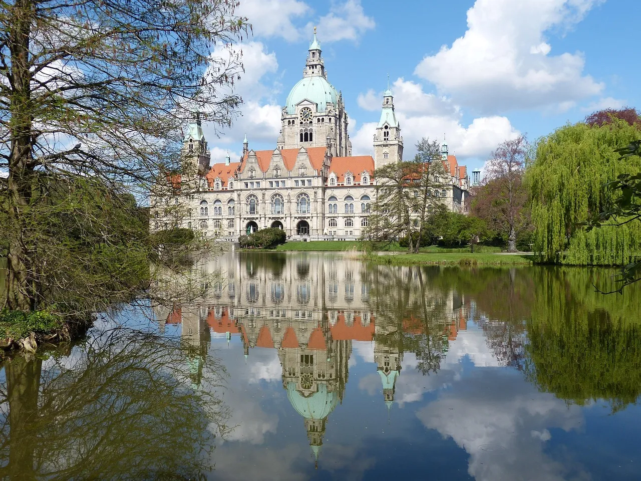 El Nuevo Ayuntamiento de Hannover reflejado en un lago
