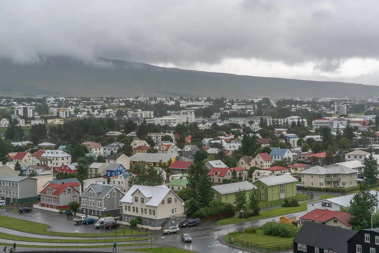 Casas de Akureyri bajo una montaña en Islandia