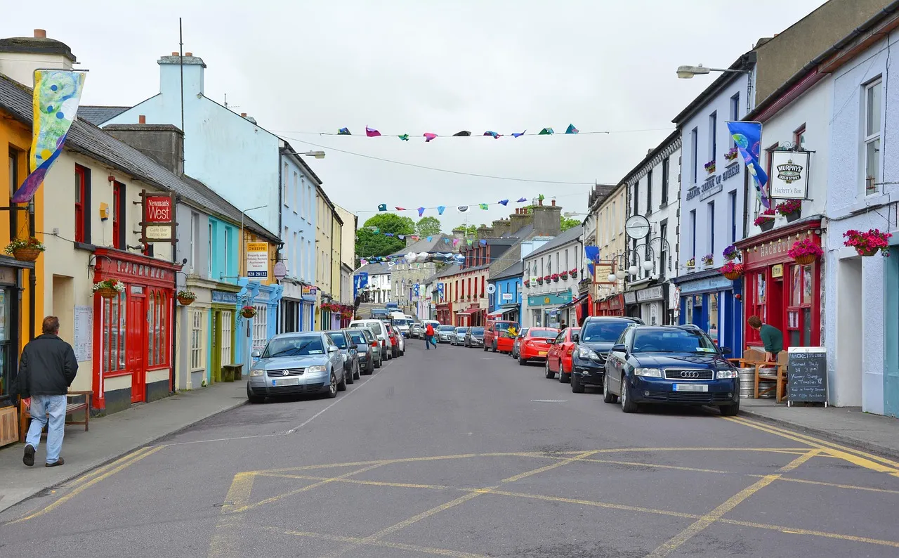 Fachadas pintadas en la calle principal de un pueblo irlandés