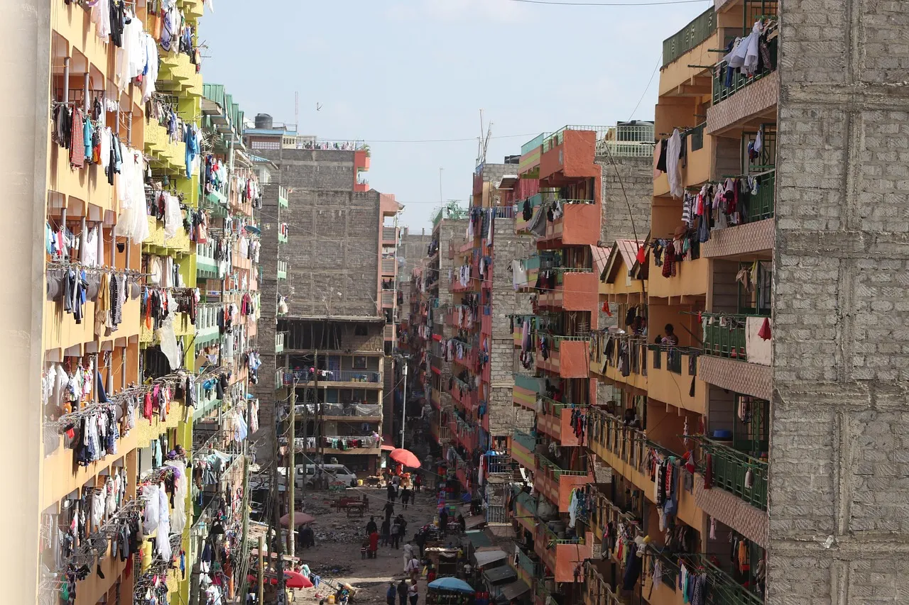 Bloques de apartamentos con ropa tendida en los balcones