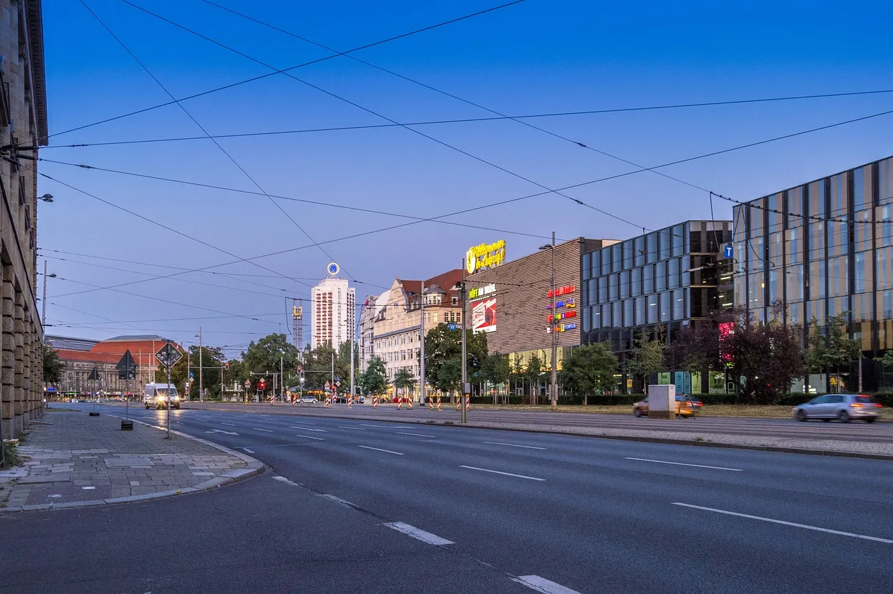 Eine breite Straße mit Oberleitungen der Straßenbahn am Rand des Zentrums