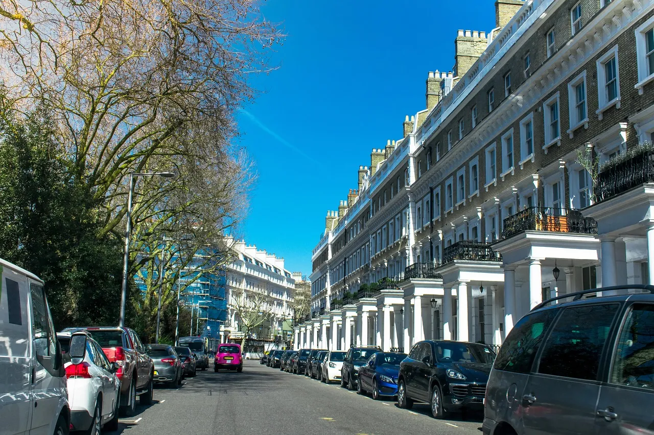 Rangées de maisons en stuc blanc dans l’ouest de Londres