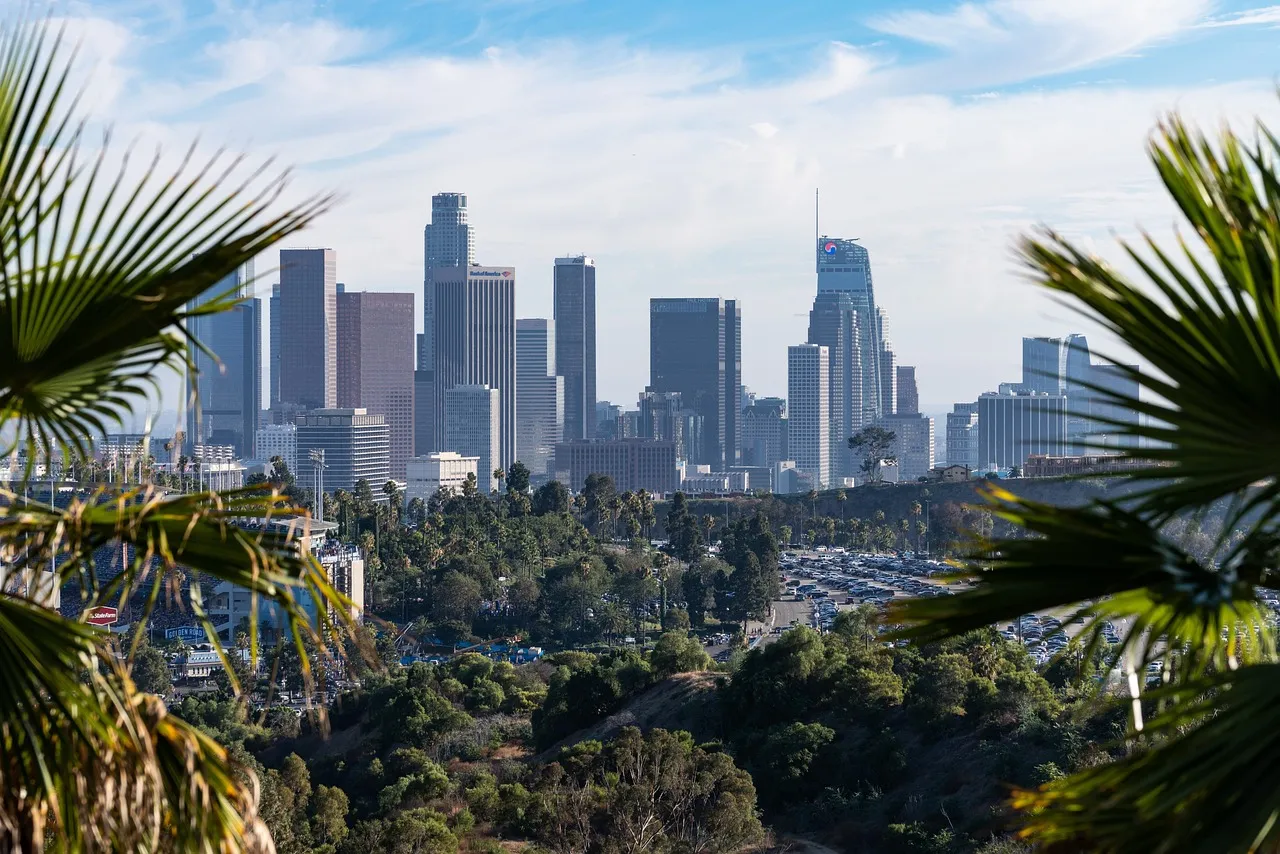 El horizonte del centro de Los Ángeles entre palmeras
