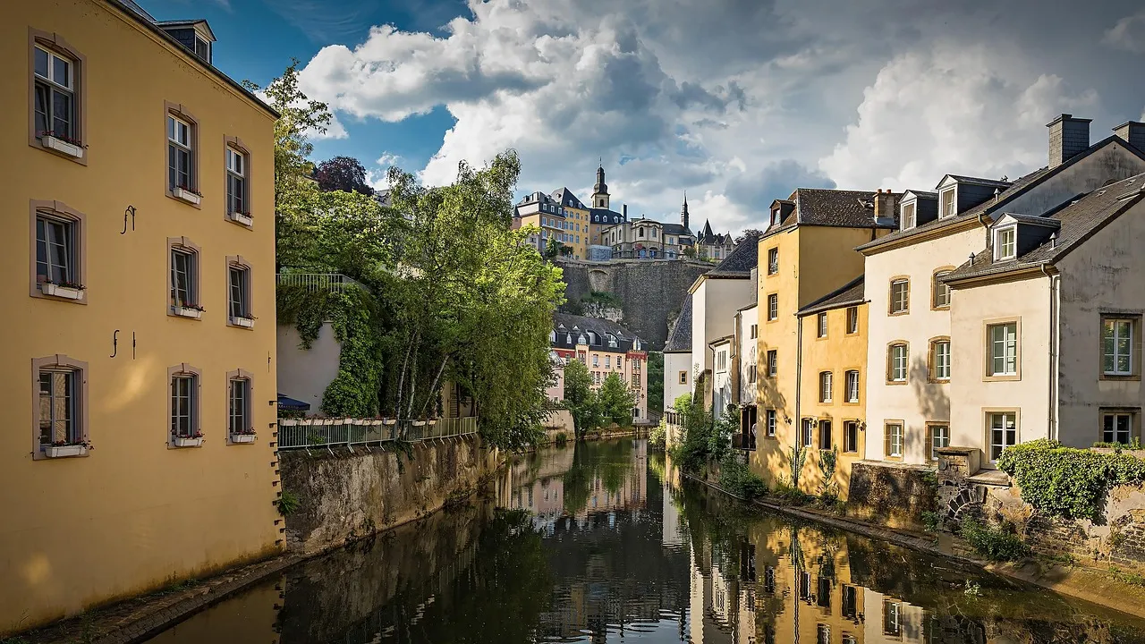 Casas a lo largo del río en la parte baja de Ciudad de Luxemburgo
