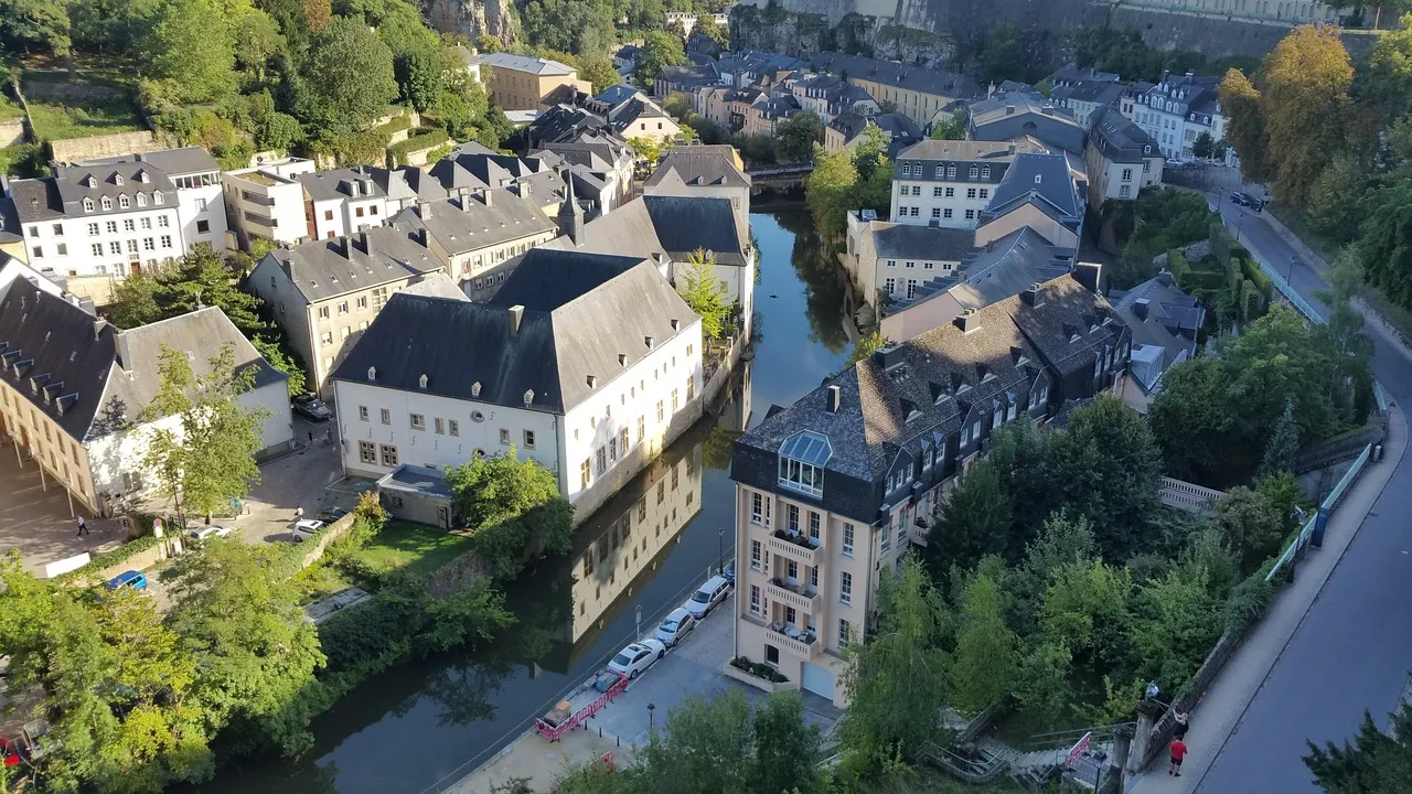 Casas a lo largo del río en Ciudad de Luxemburgo, vistas desde arriba