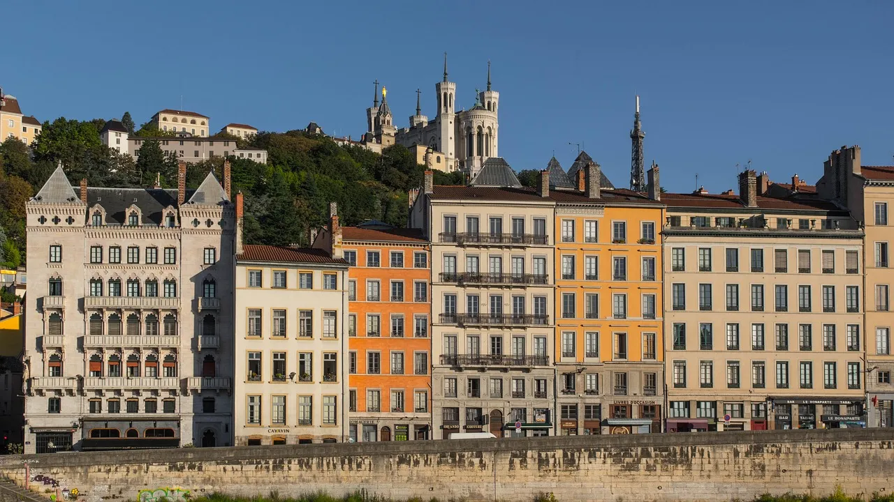 Casas altas junto al Saona en Lyon, con la basílica de Fourvière en la colina