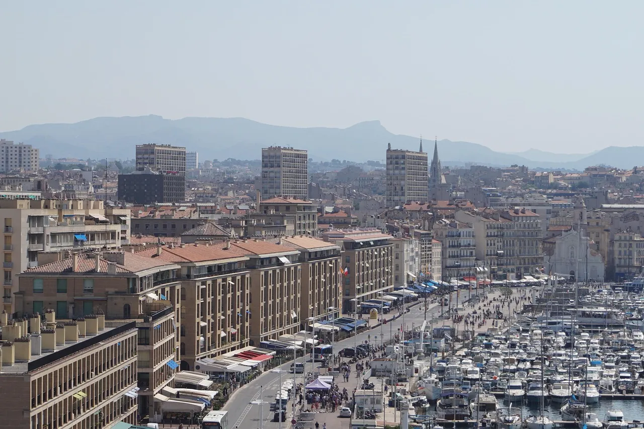 Wohnblocks um den Vieux-Port von Marseille