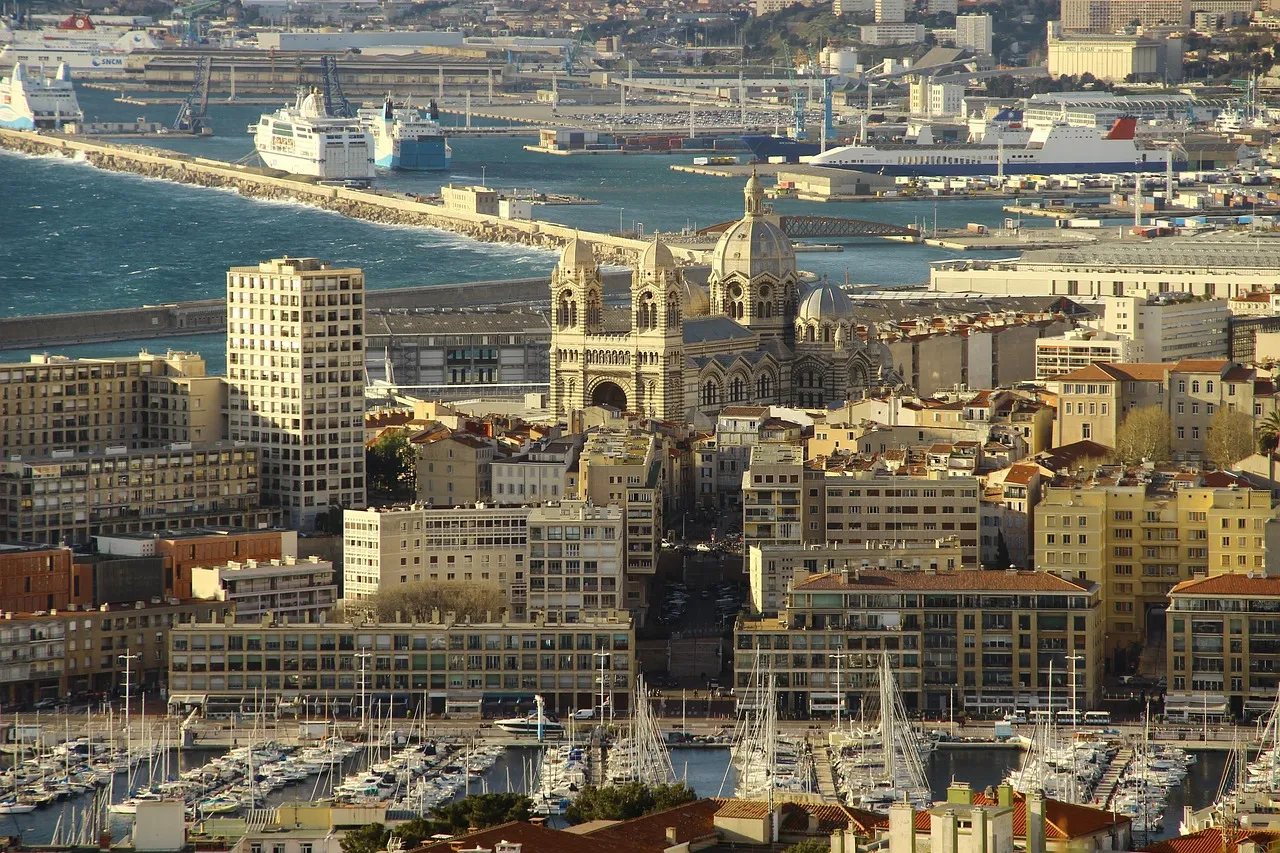 Die Kathedrale von Marseille und die Viertel am Wasser von oben
