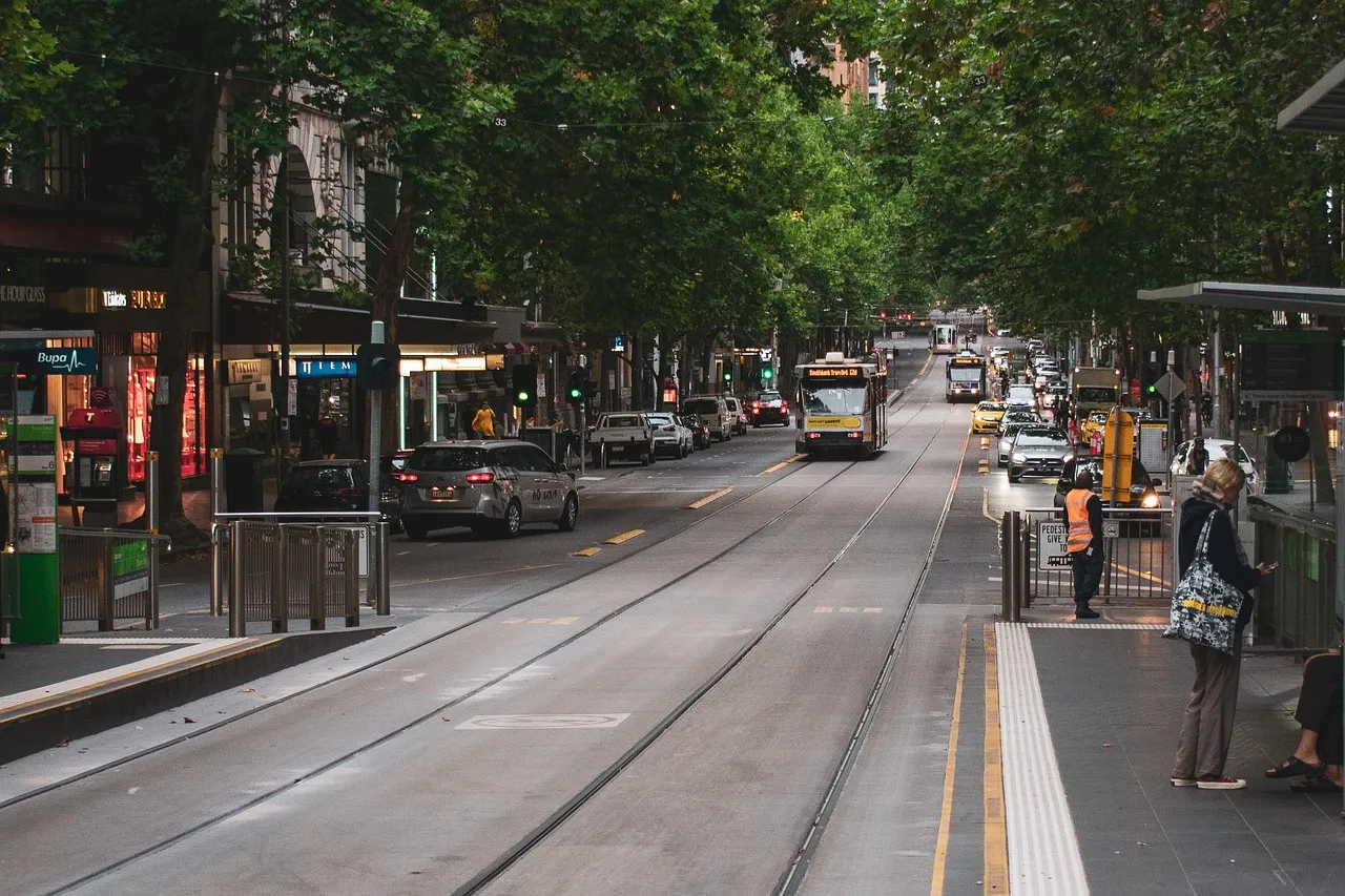 Una parada de tranvía en una calle arbolada del centro de Melbourne