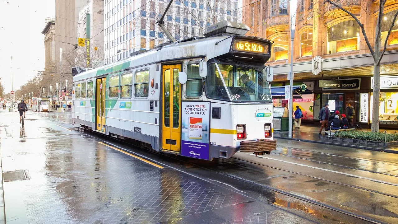 Un tranvía en una calle mojada del centro de Melbourne