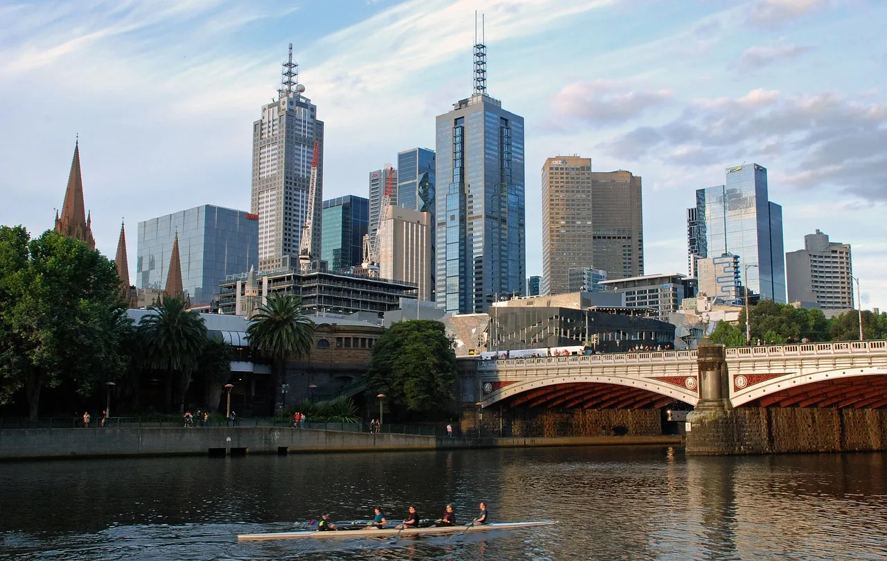 El horizonte de Melbourne sobre el Yarra