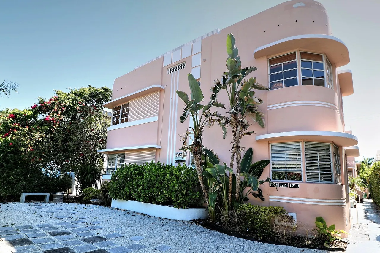 Un immeuble Art déco rose à Miami Beach